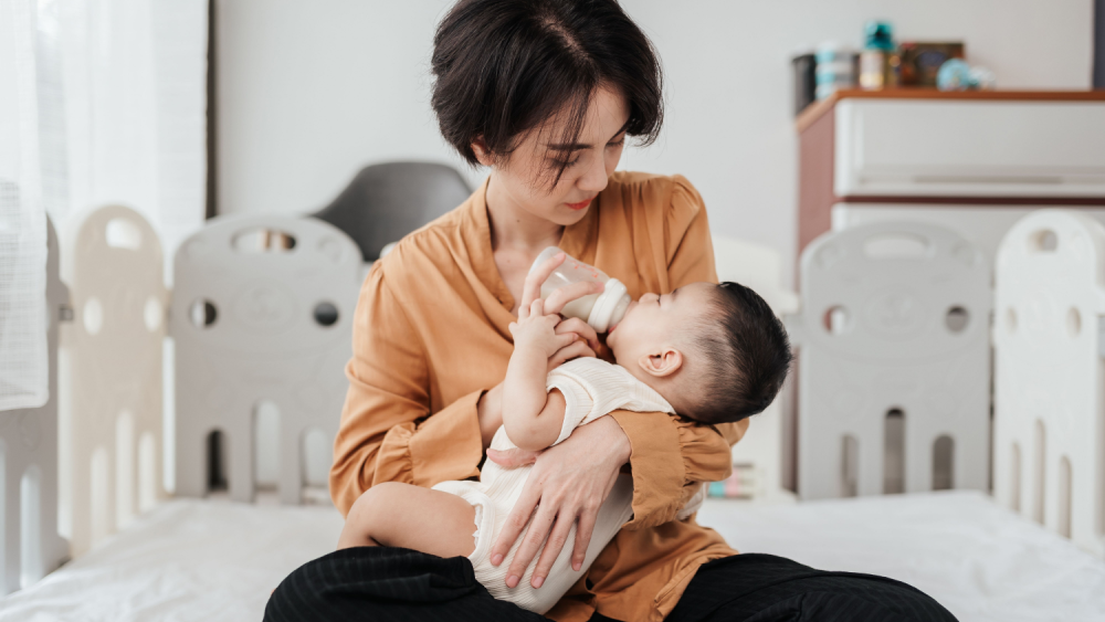 配方奶粉等於「2罐可樂」糖量？ 媽媽餵稱「寶寶每天在喝珍奶」，醫駁斥：嚴重誇大且具誤導性