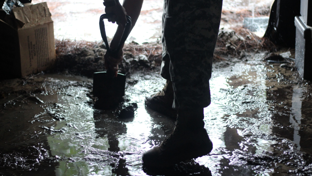 去花蓮賑災別只穿雨鞋！ 疾管署急籲「鏟子超人」：預防傳染病必帶3大裝備