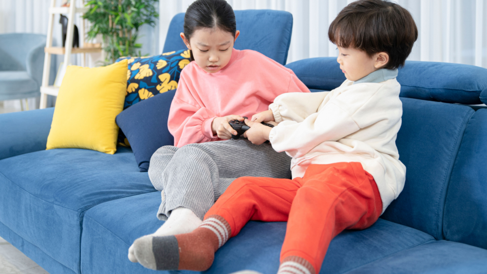 姊姊比哥哥更愛欺負人？ 24國研究證實：女性對家中手足「攻擊性更強」