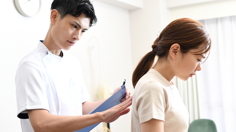 經常滑手機當心「姿勢性駝背」！ 醫教低頭族5招：不用買矯正背架也能改善