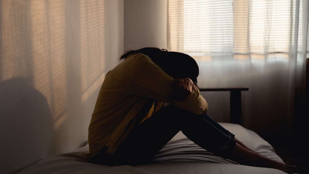 你是人群中的隱形人嗎？WHO：10 大「深度孤寂」徵兆不可輕忽！