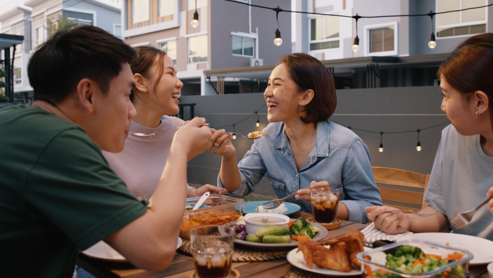 當媽後總是「最後才吃飯」？  飲食失常代價不只變胖！ 營養師籲：回家勸媽媽改掉5習慣