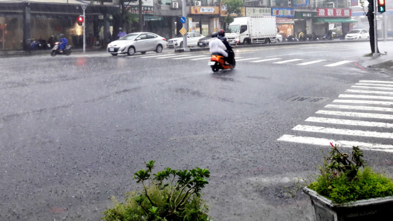暴雨後的積水有多髒？ 專家揭4大接觸風險：嚴重恐腎衰竭、有致命可能