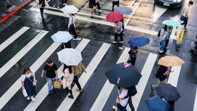 台灣暴雨連天，各地傳淹水災情！ 疾管署曝4大健康風險：傷口碰汙水恐感染