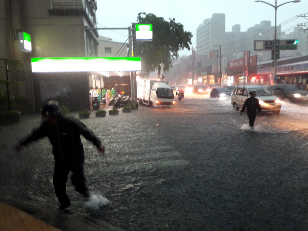 豪雨後千萬別戲水！ 積水中恐混雜排泄物、病原菌