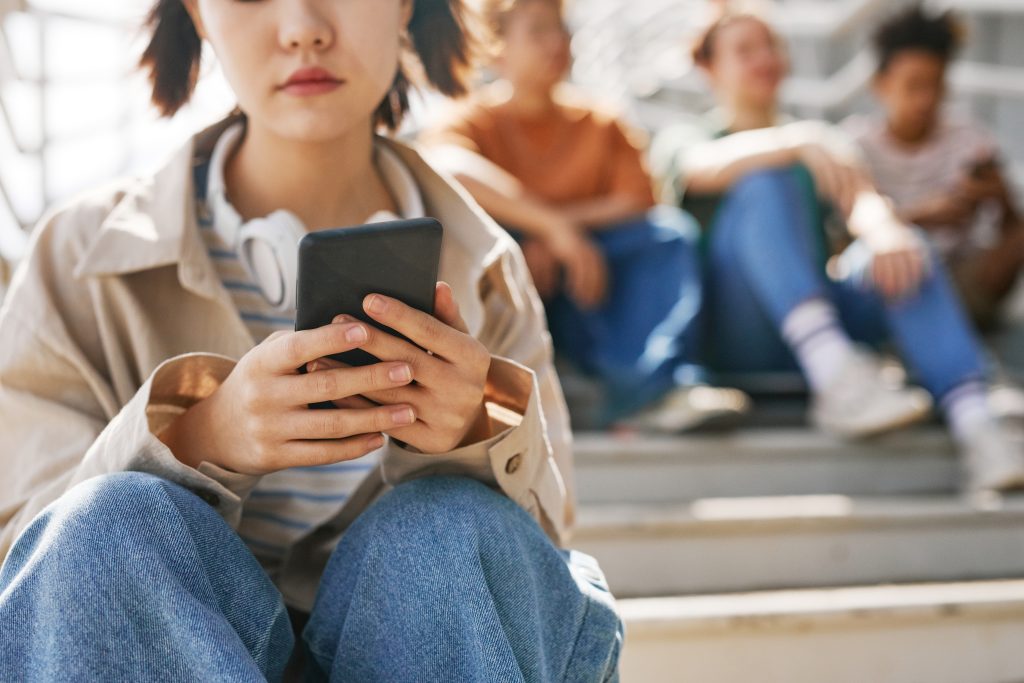 社群媒體對兒少有哪些危害？ 研究：不只是「消磨時間」那麼簡單