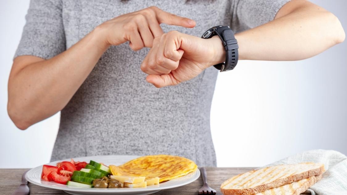 間歇性斷食如何影響代謝健康？血糖、脂肪肝與認知研究一次看
