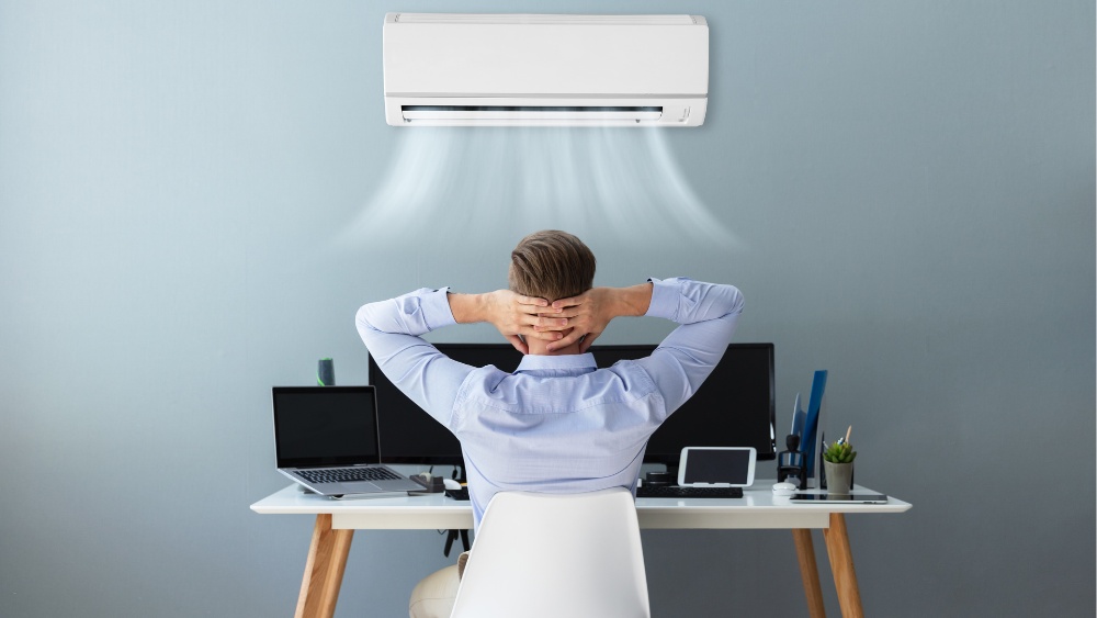 夏天待冷氣房眼睛愈到下午愈乾？研究揭低濕度、氣流與眨眼習慣都可能有關