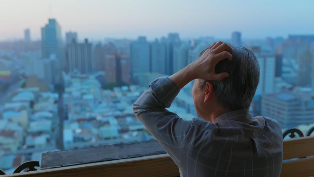 退休後容易陷入「失落感」？回顧過往成為舒緩情緒的溫和方式