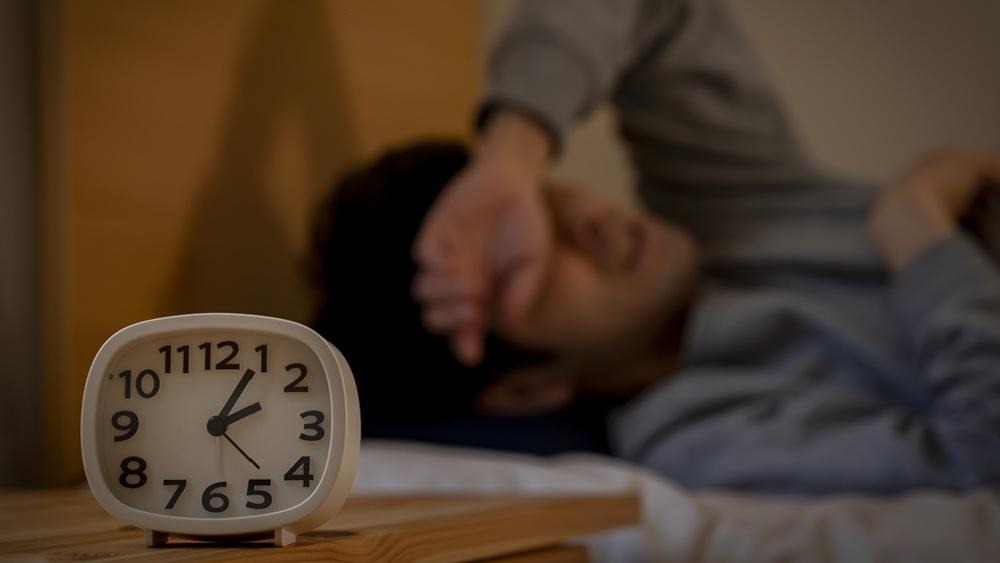 夜裡翻來覆去難入睡？醫師揭7大好眠習慣、8種助眠食物