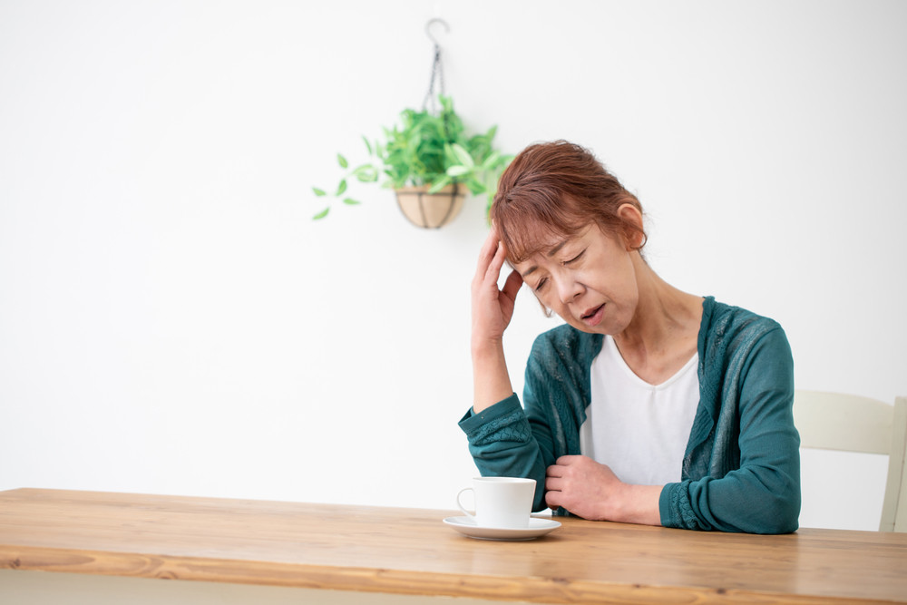 「三高」高血壓、高血脂、高血糖初期沒有明顯症狀，一旦未妥善治療控制，可能造成器官損壞、衰竭甚至失能。新光醫院病房主任陳冠任醫師在社群發文指出，一名57歲女性雖然知道自己患有三高，因為沒有不適症狀而自行停藥，近期腦出血而左邊癱瘓無法活動。