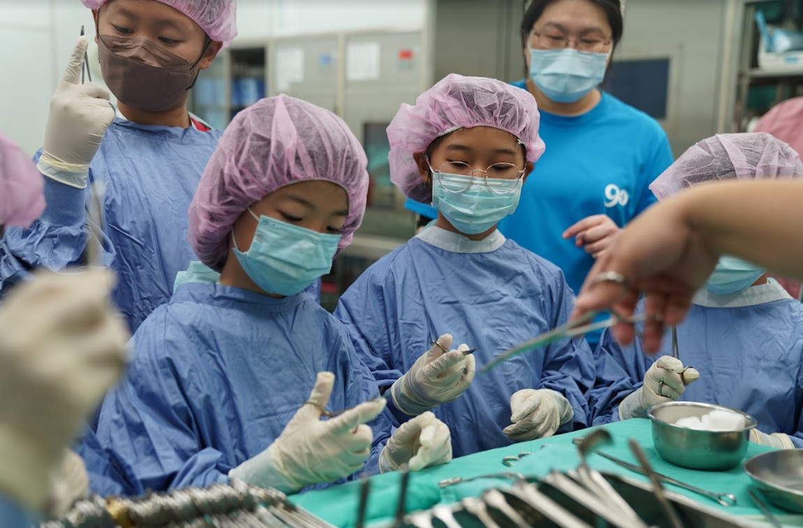 澄清醫院中港院區今天舉辦「小小醫護天使體驗營」，希望讓健康知識向下紮根，讓小朋友從小就養成保護自己與尊重別人身體的概念，