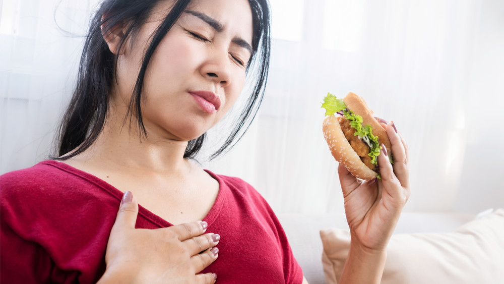 飯越吃越少竟是「疝氣」徵兆？  她胸痛就醫後嚇傻：胃竟從腹腔跑到胸腔